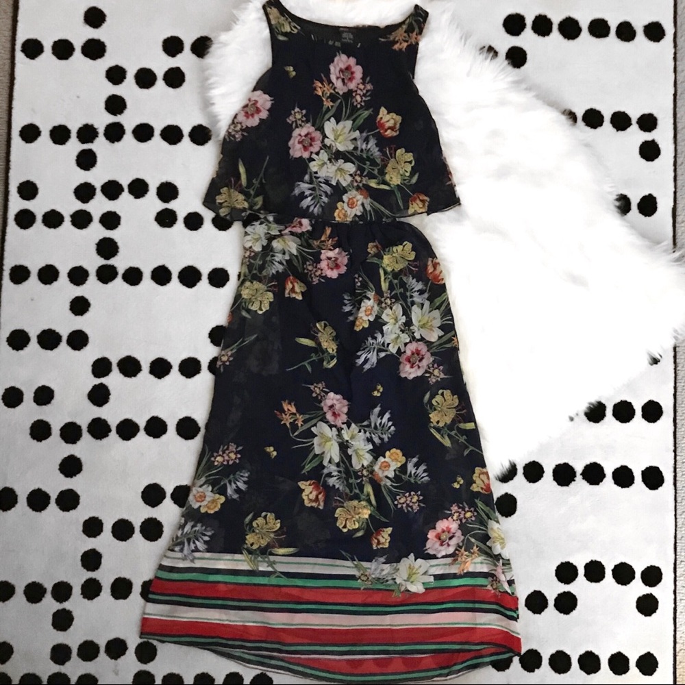 Sleeveless chiffon maxi dress.